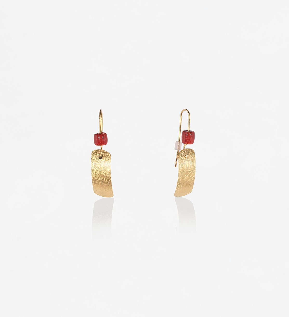 18k gold and coral earrings Posidònia 25mm