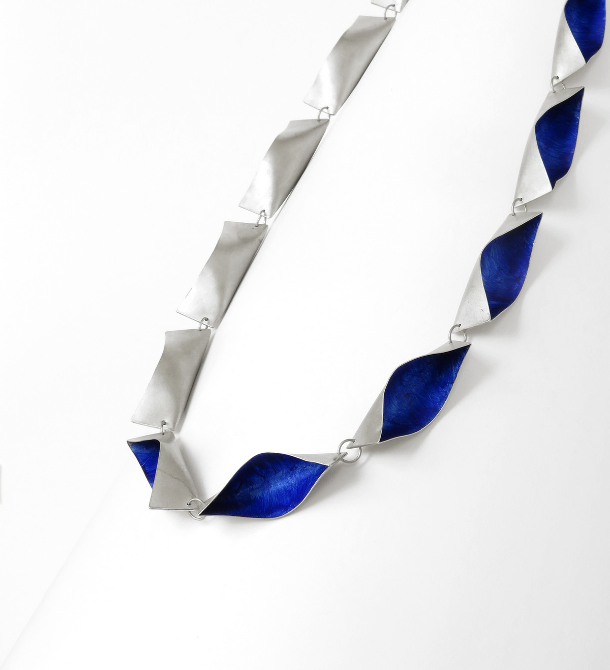 Collar de plata Bots amb pintura blava 90cm