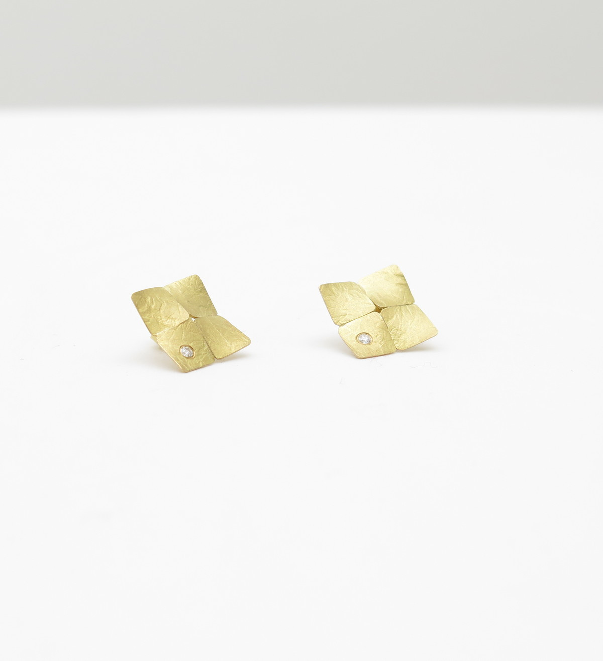 Waves gold earrings with diamonds