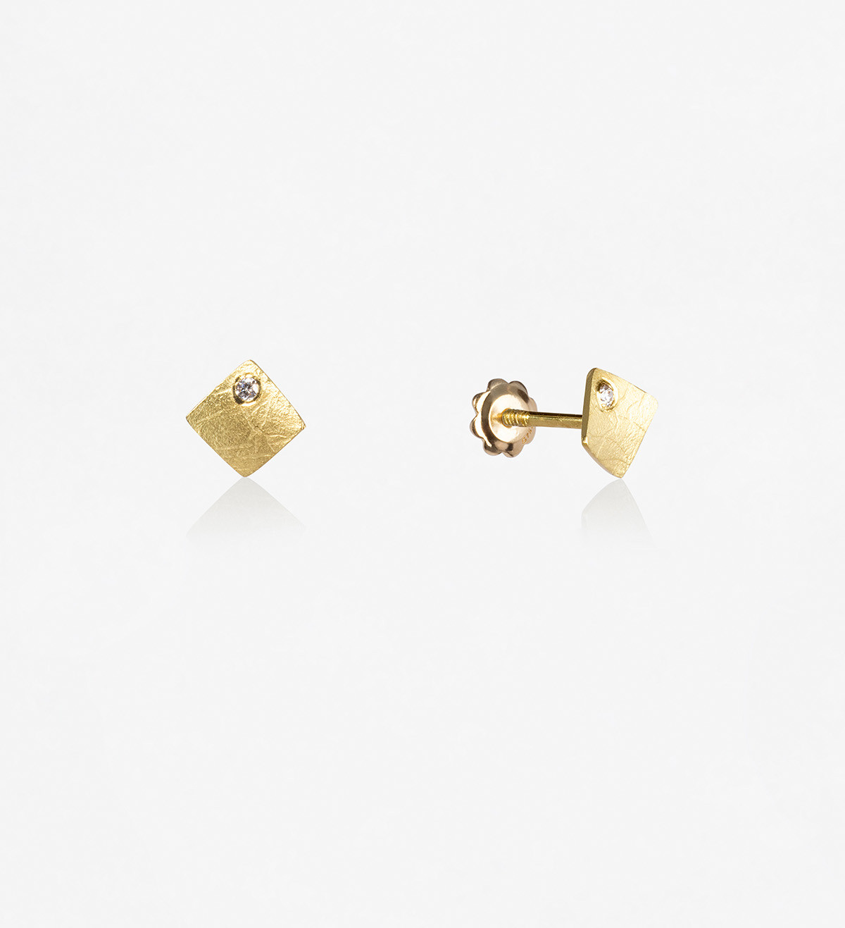 18k gold earrings Ones 4mm with diamonds 0,014ct