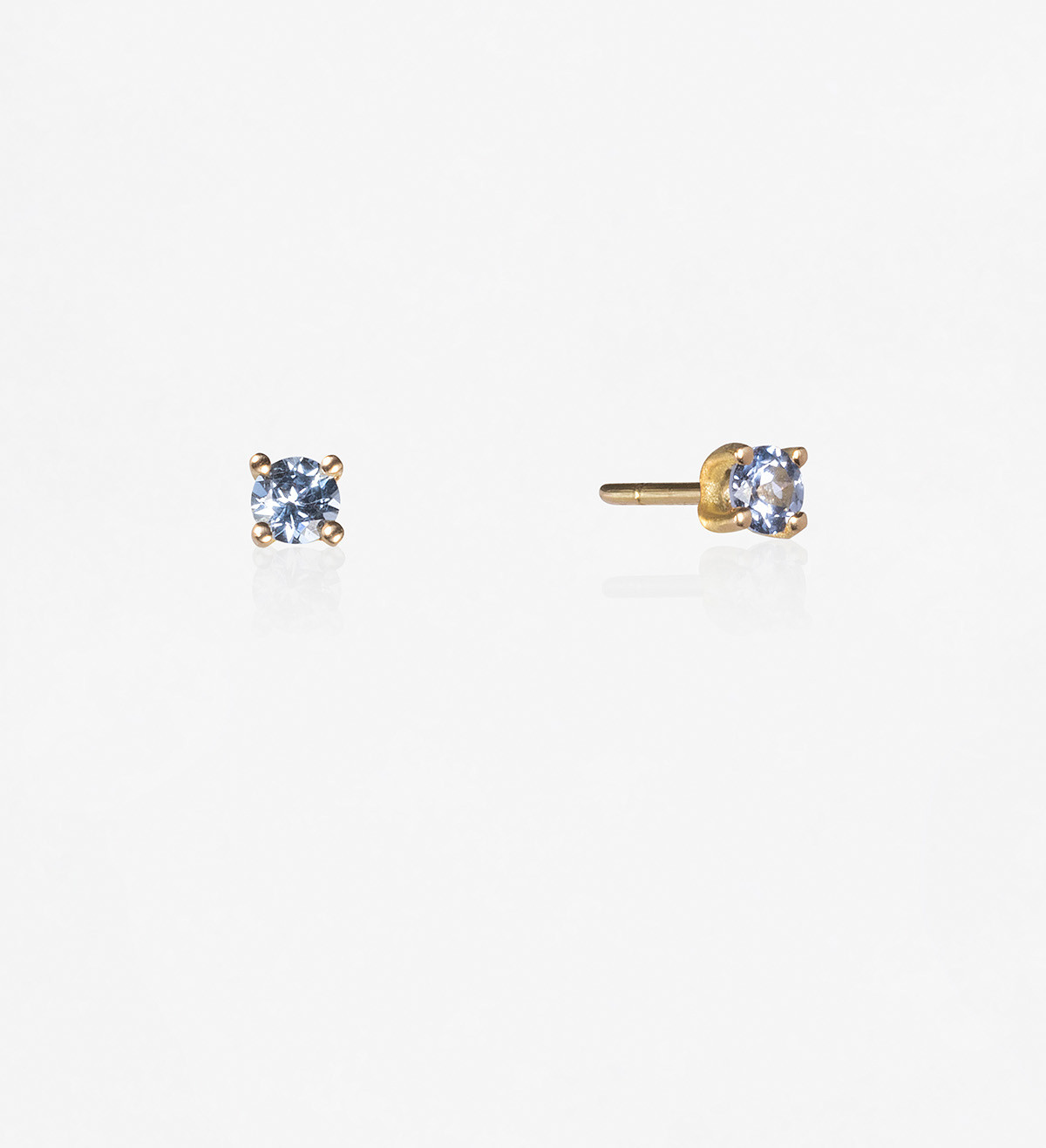 18k gold earrings with Wennick-Lefèvre blue sapphires 0,42ct