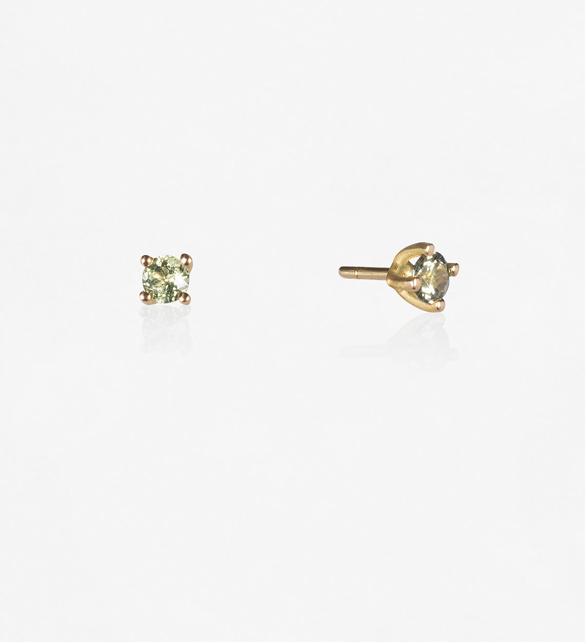 18k gold earrings with green Wennick-Lefèvre sapphire 0,42ct