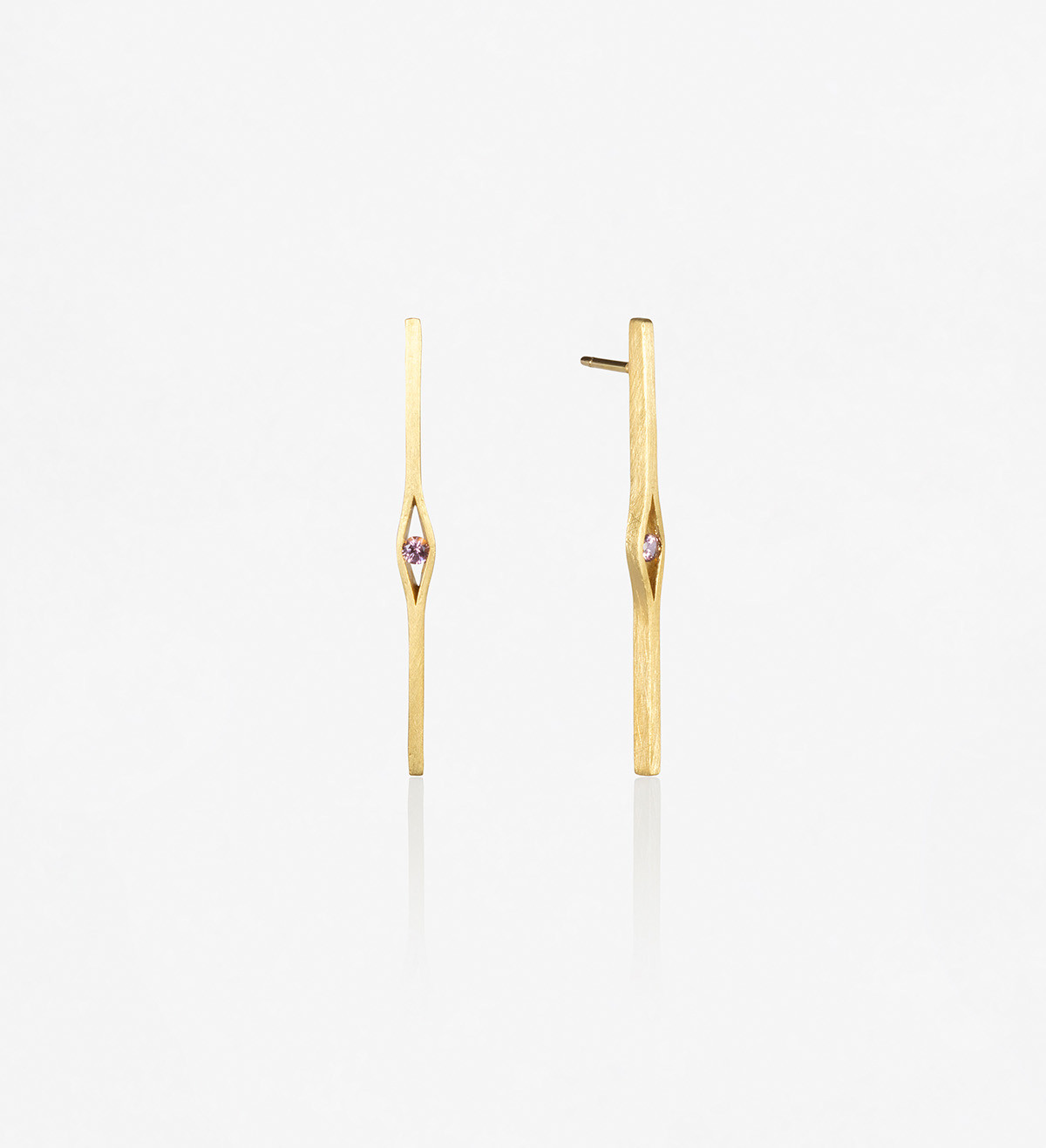 18k gold earrings with pink Wennick-Lefèvre sapphire 0,14ct
