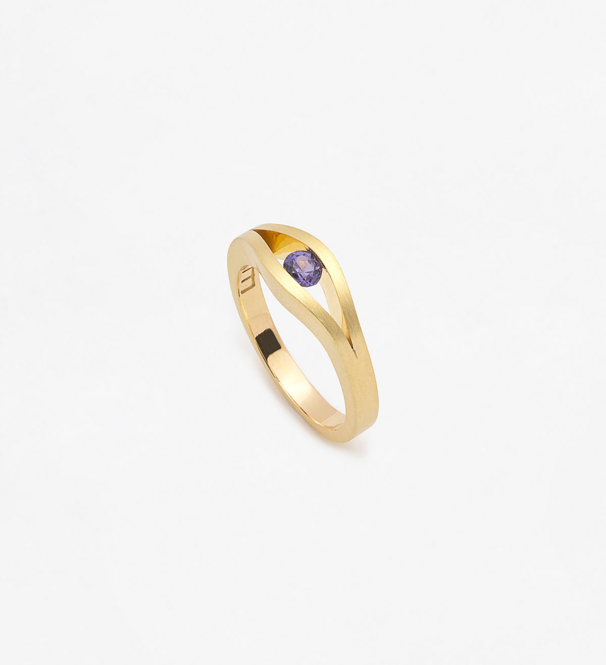 18k gold ring with purple Wennick-Lefèvre sapphire 0,21ct