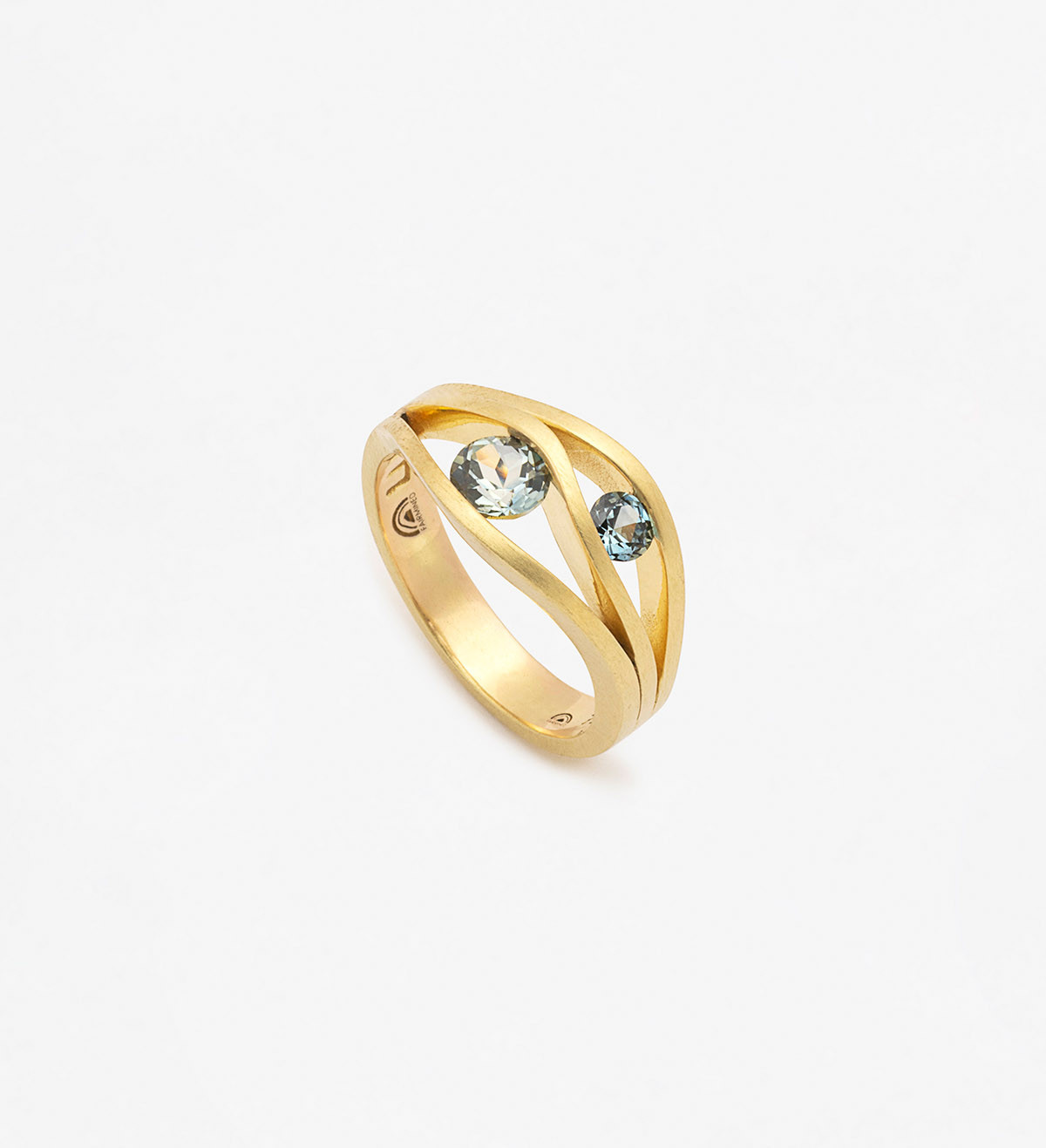18k gold ring with blue Wennick-Lefèvre sapphires 0,58ct