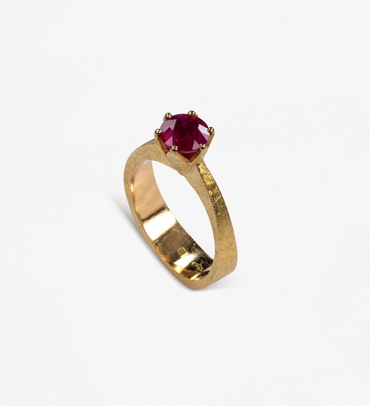 Anell or amb robí Burma de 1.06ct