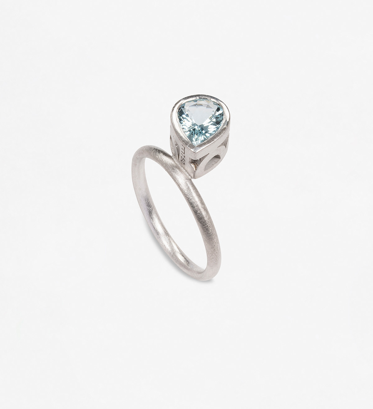 18k white gold ring with Aquamarine 0,85ct