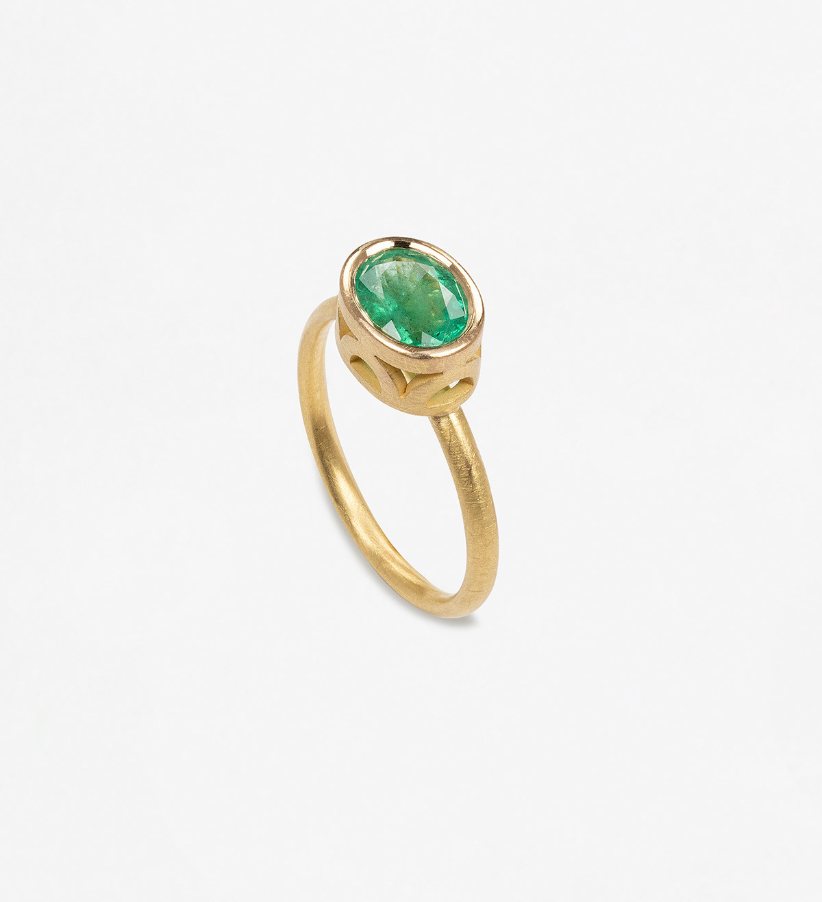 18k gold ring with oval emerald 1,07ct