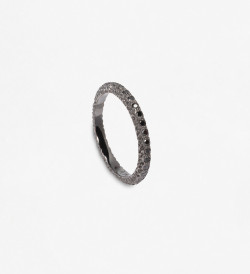Anell or blanc i diamants negres 0.17ct