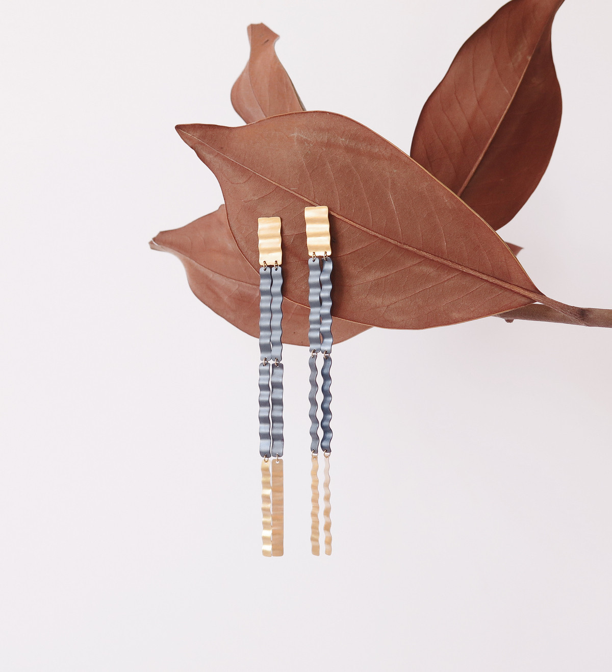 18k gold and titanium earrings Aigua 135mm