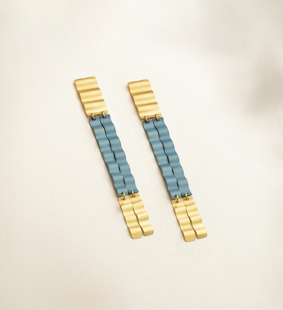 18k gold and titanium earrings Aigua 75mm