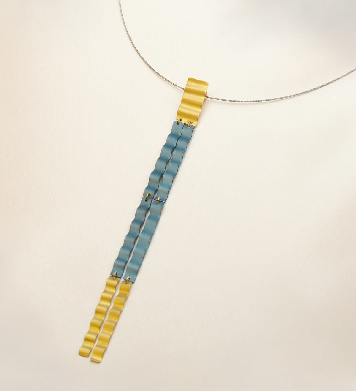 18k gold and titanium pendant Aigua long double 130mm 18k gold and titanium pendant Aigua long double 130mm