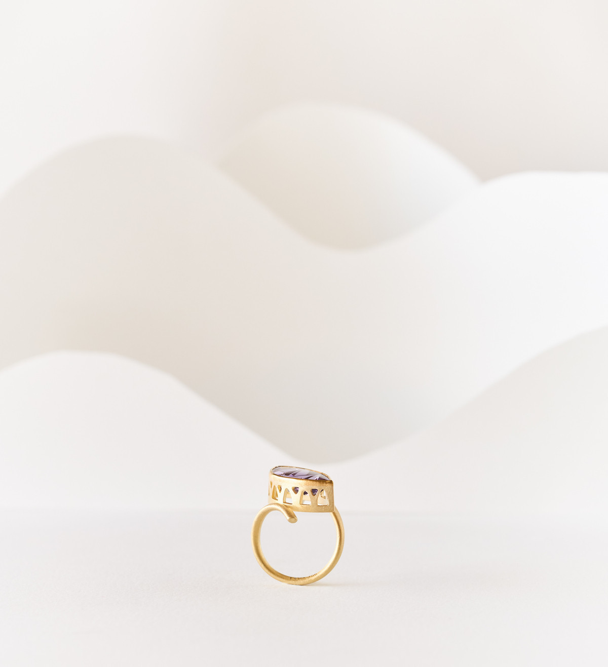 Anillo oro 18q con amatista talla Munsteiner 7,02ct