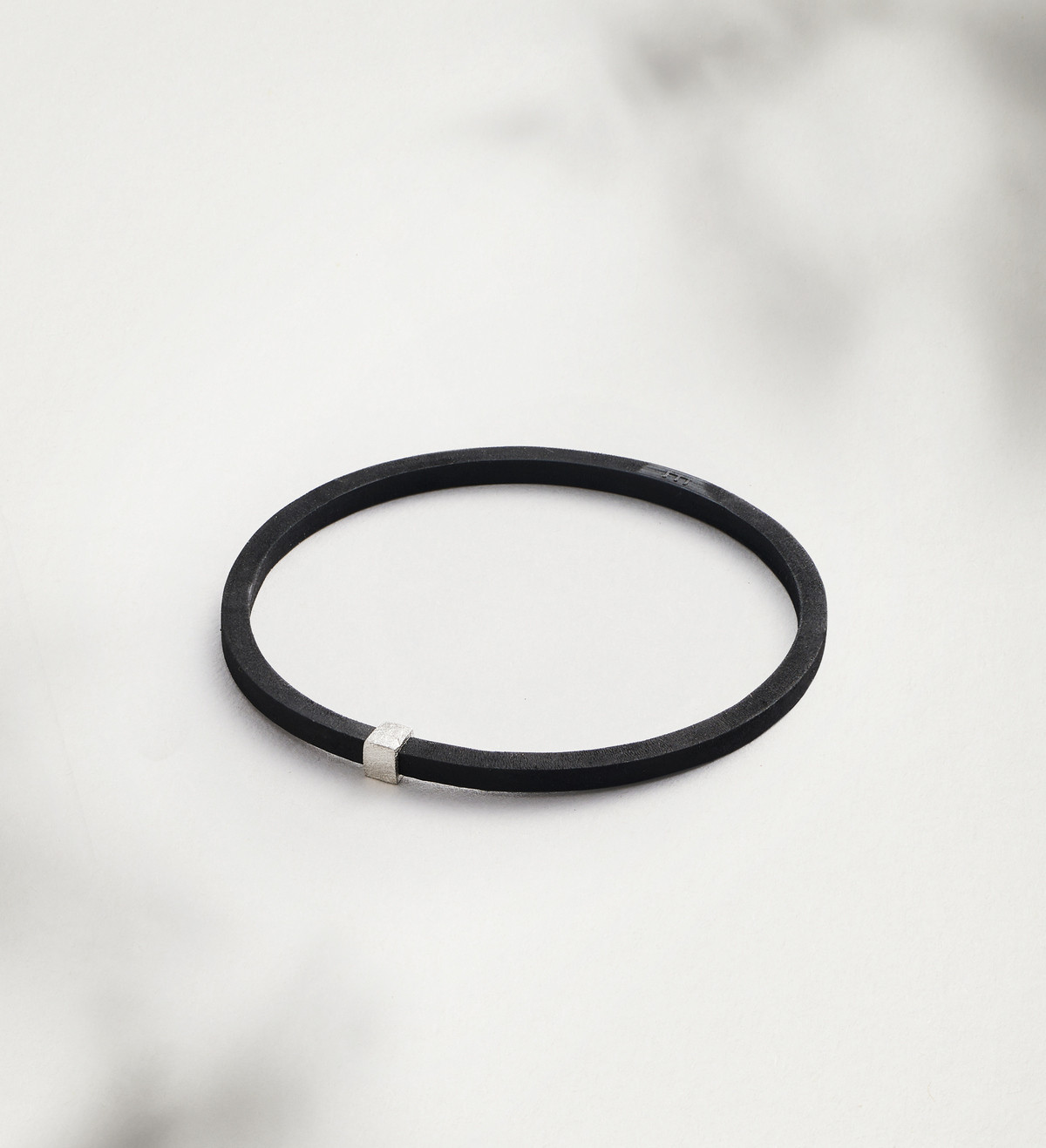 Brazalete plata y caucho Dauet