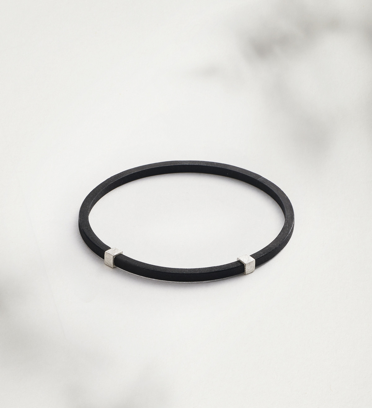 Brazalete plata y caucho dauet 2 pzs