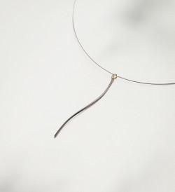Colgante oro y titanio Pinassa 63mm