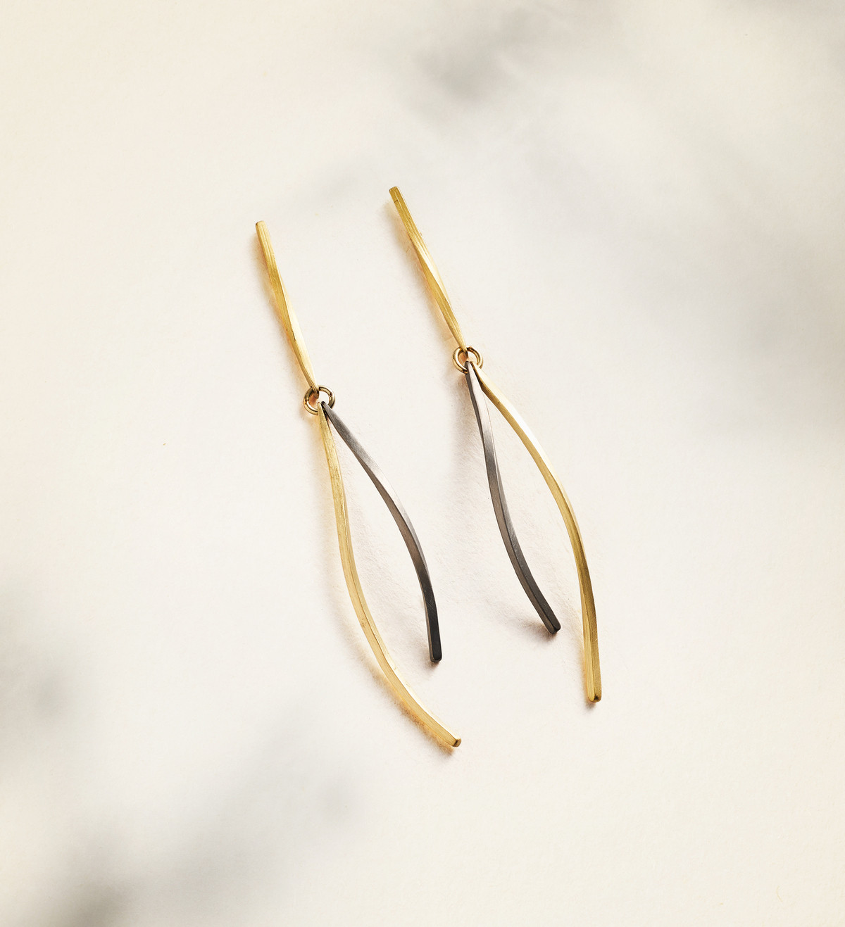 Pendientes oro y titanio Pinassa 60mm