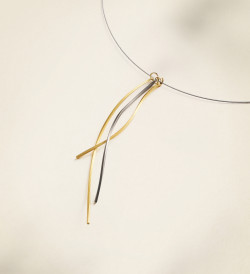 Collar oro y titanio Pinassa con cable de 42cm