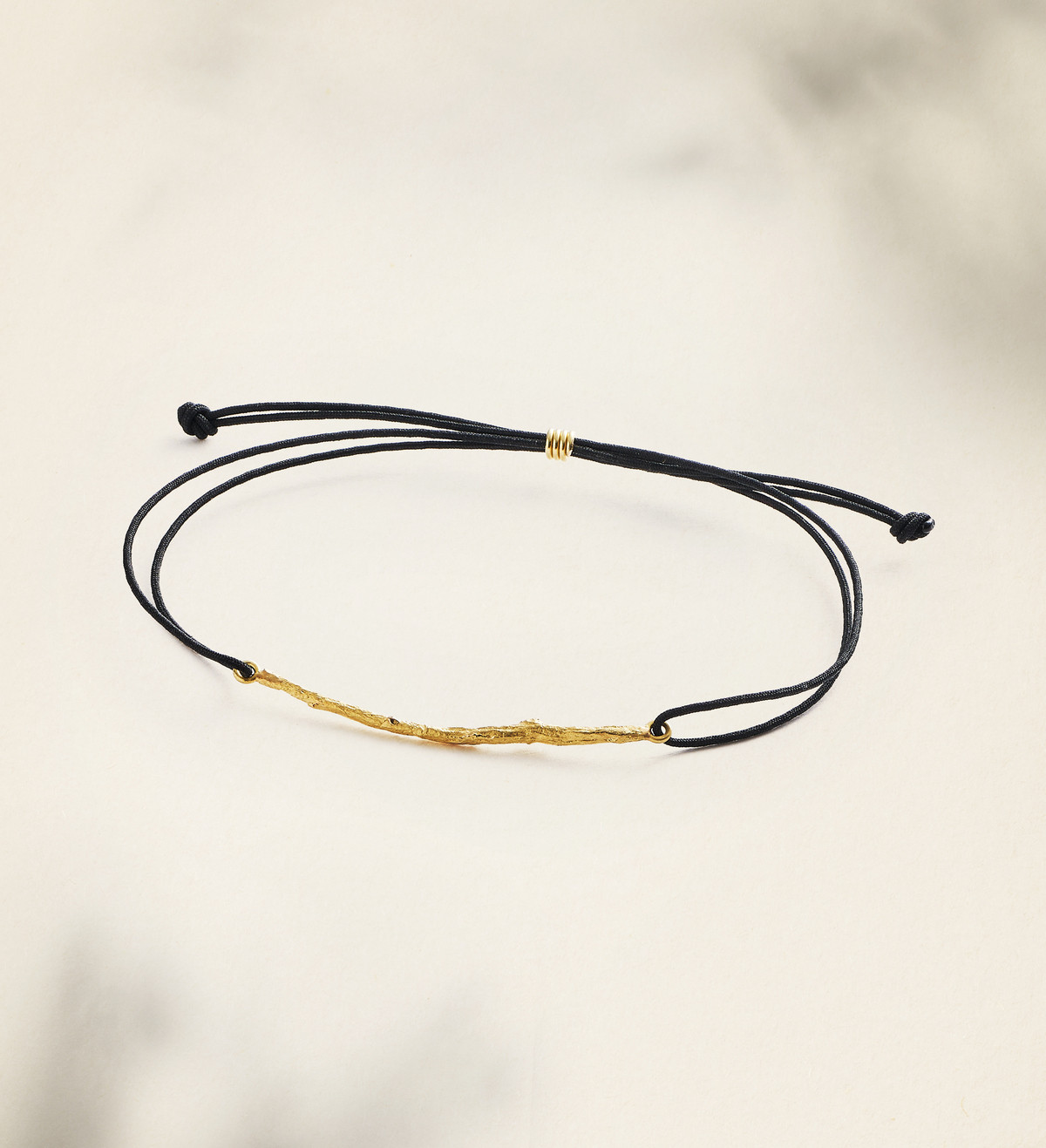 Brazalete oro 18k 4,3 cm con hilo negro