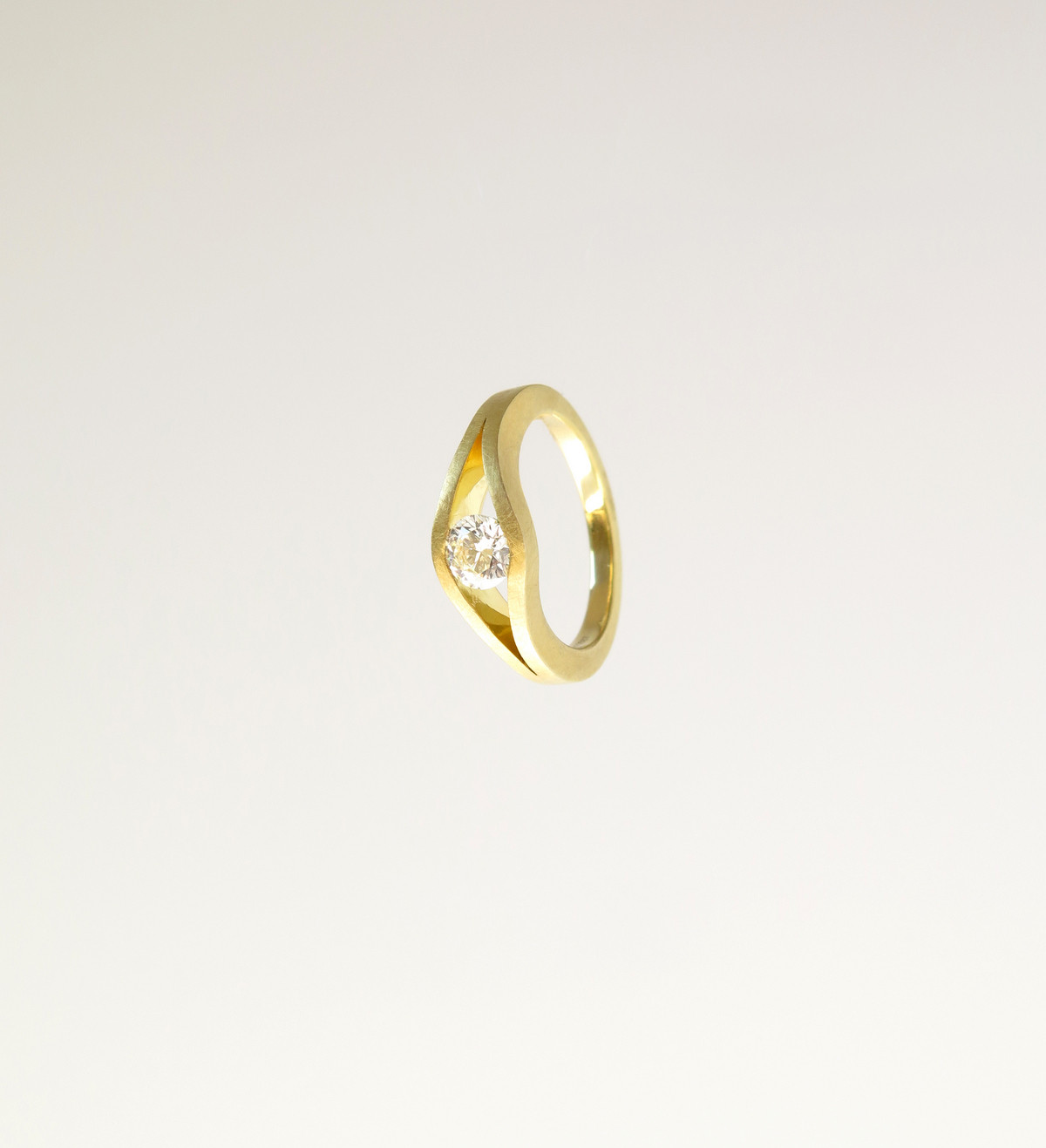 Solitario oro con diamante 0,52ct VVS2 G