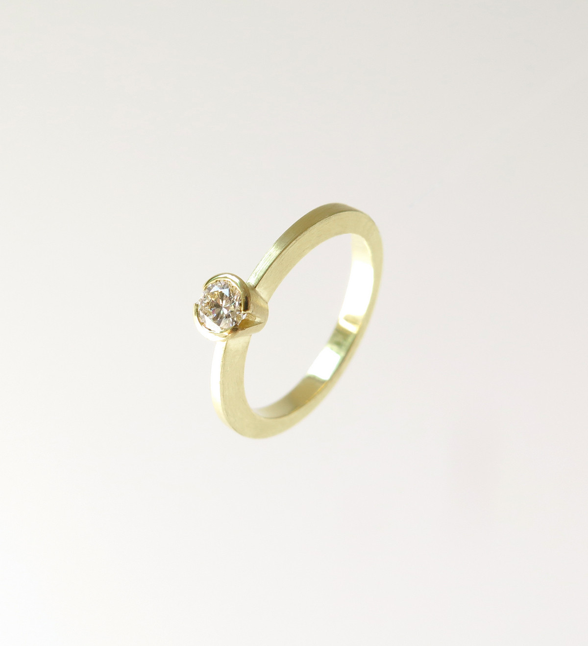 Solitario oro con diamante 0,35ct VVS1 D