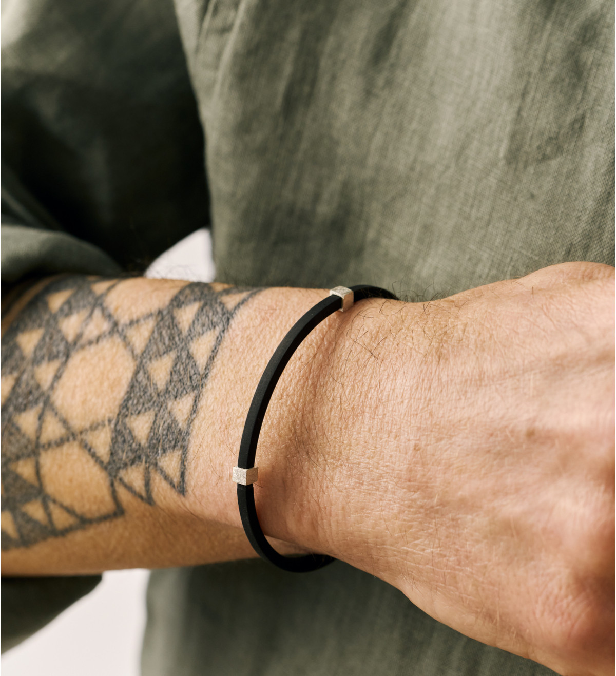 Brazalete plata y caucho dauet 2 pzs