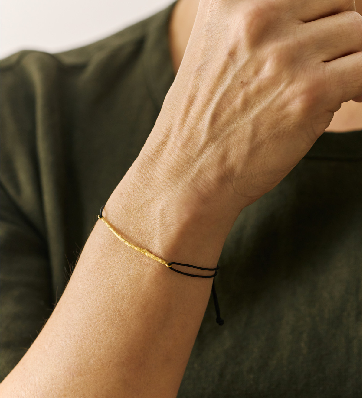 Brazalete oro 18k 4,3 cm con hilo negro