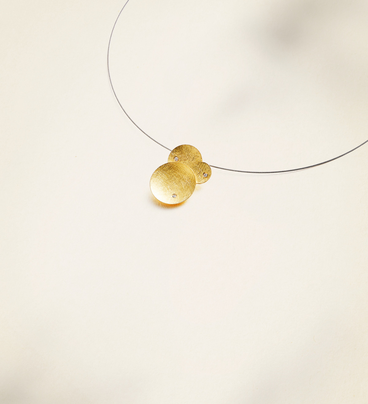 Colgante oro Flô con diamantes 0,075ct 30mm