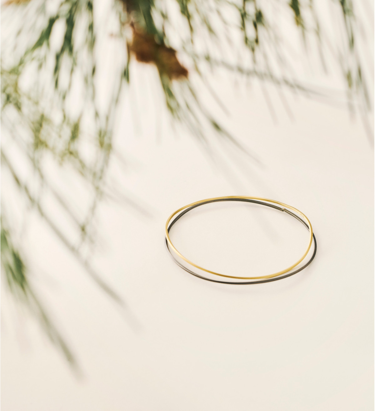 Brazalete oro y titanio Pinassa