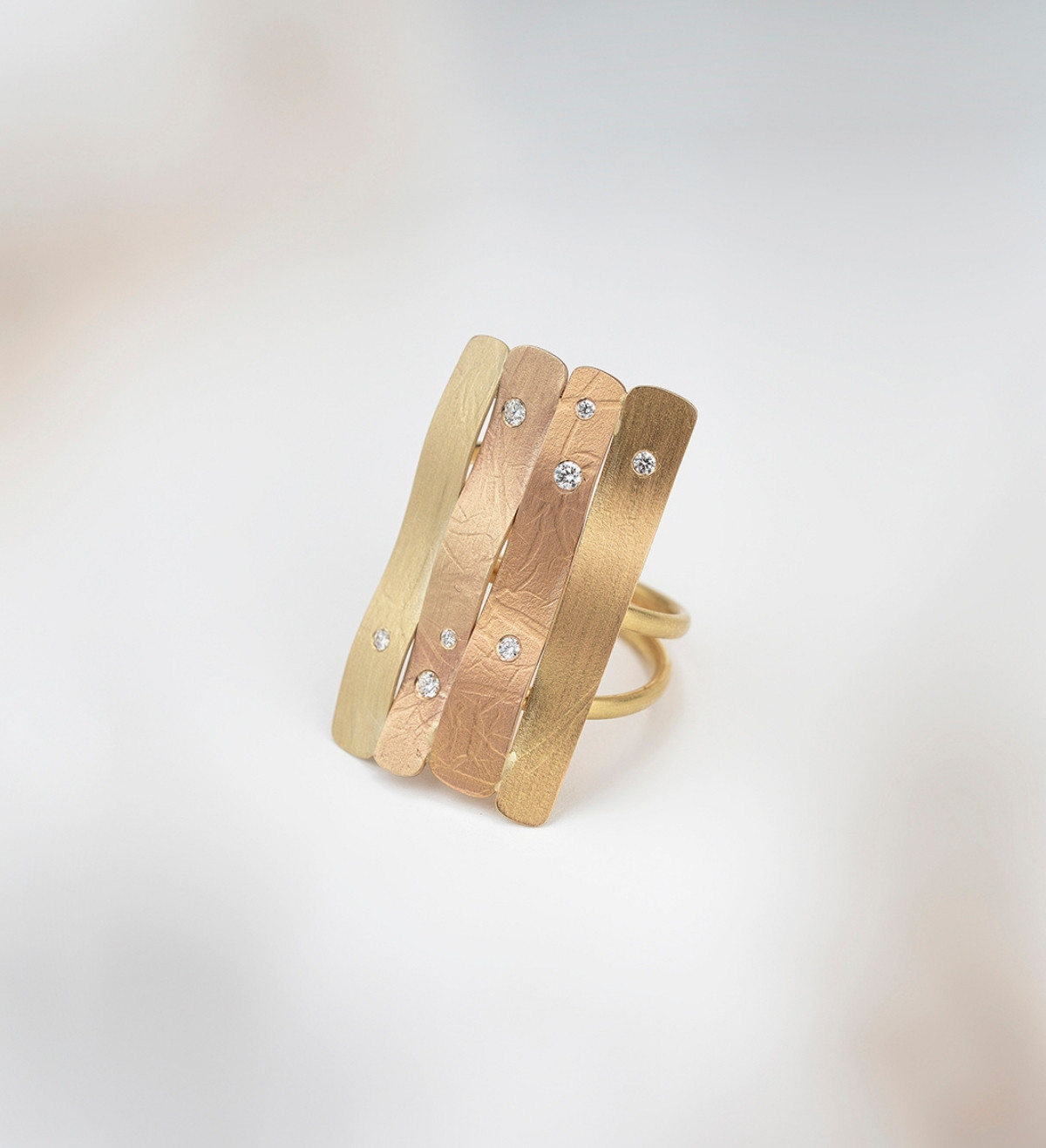 Oceà ring in gold and diamonds (0.125 ct)