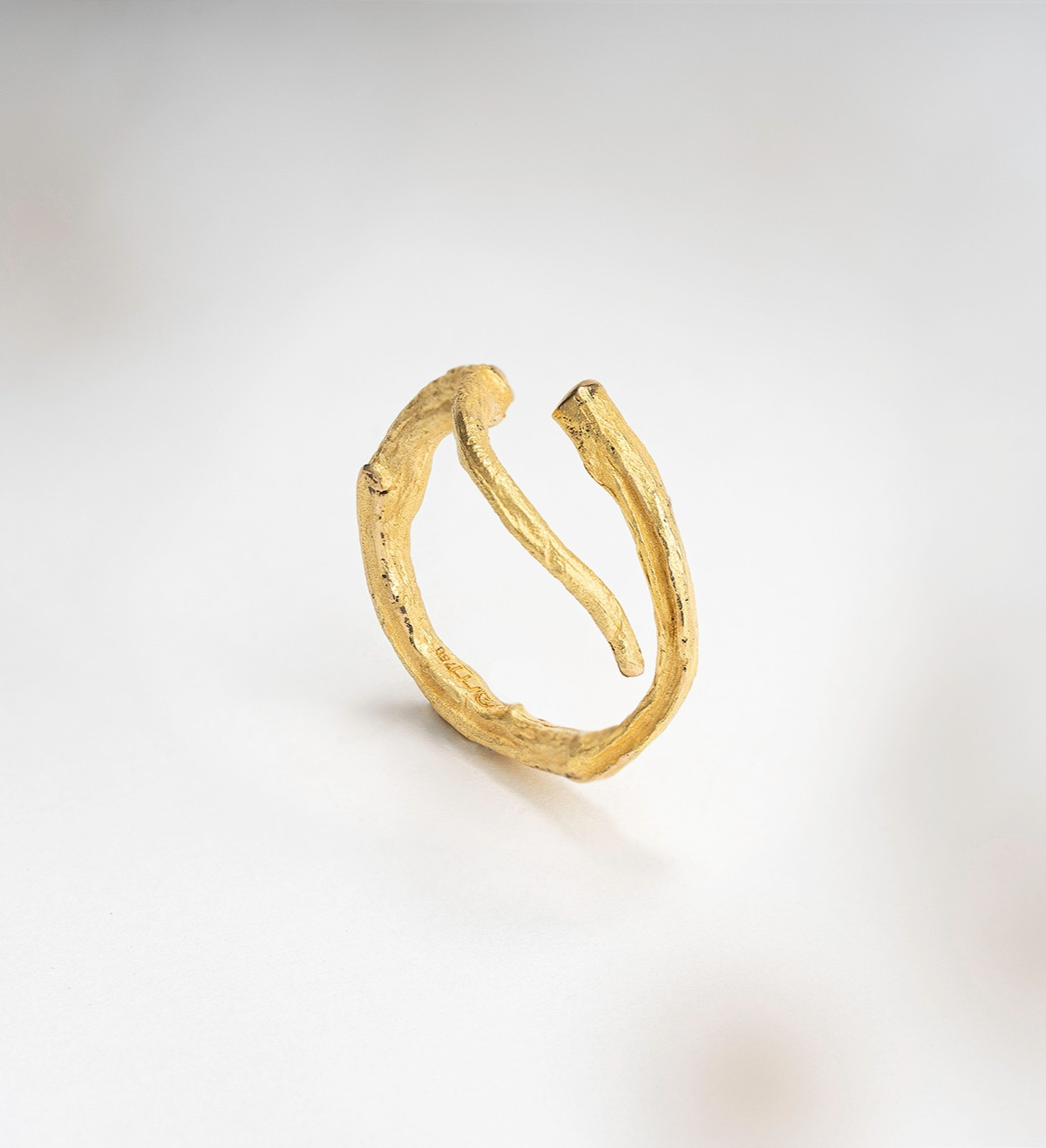 Anillo oro Romaní cruzado